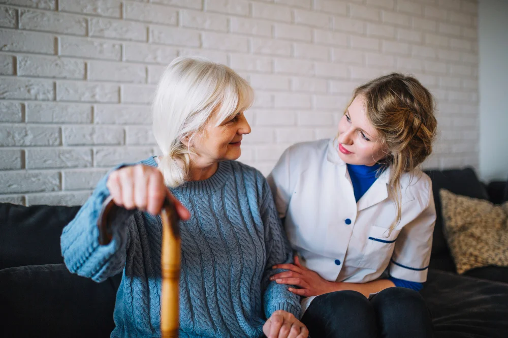 Auxiliaire de vie avec une personne âgée