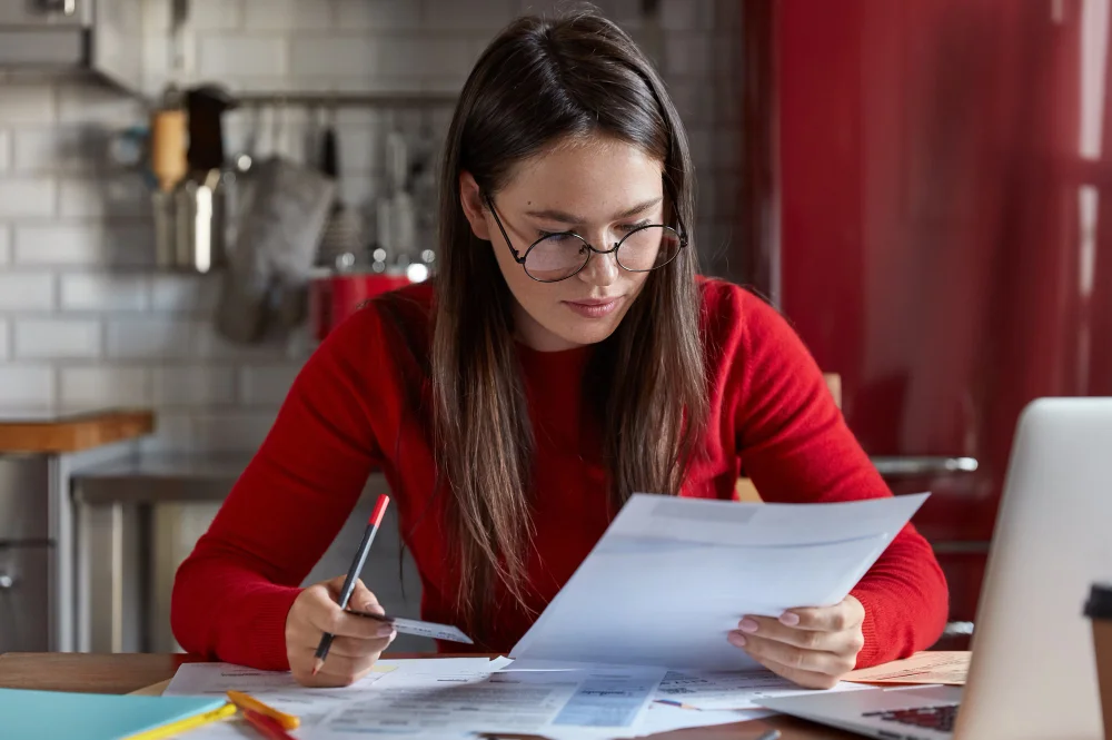 Étudiante en comptabilité qui révise avant l'examen