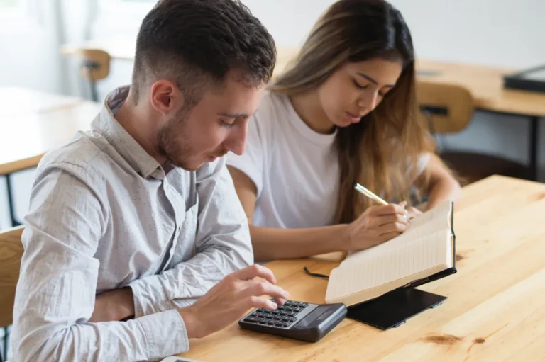 Étudiants qui passent un examen de comptabilité